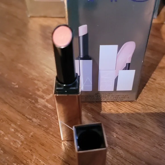 NARS Makeup Set with Pink and Red Shades - Picture 9 of 12